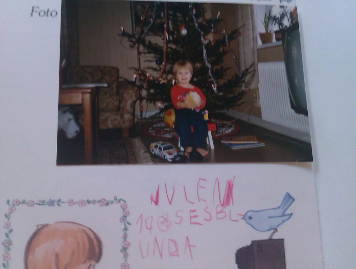 A photo album page from Christmas 1985: a small boy in a red sweater under a Christmas tree, and below it, written in red crayon, Julen 1985 Esplunda.